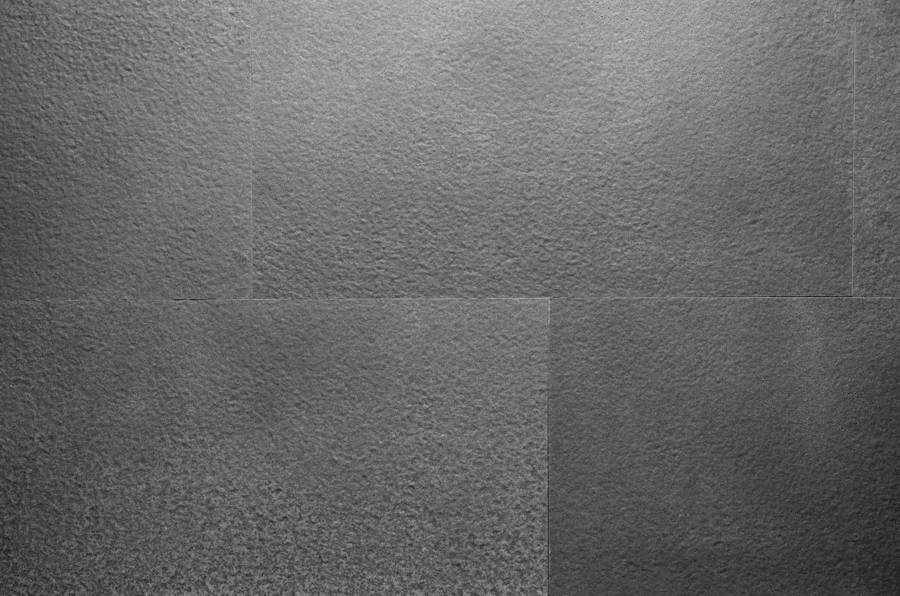 Placă flexibilă gri deschis B04 Butcher Light Gray cu textură buciardată și granule albe