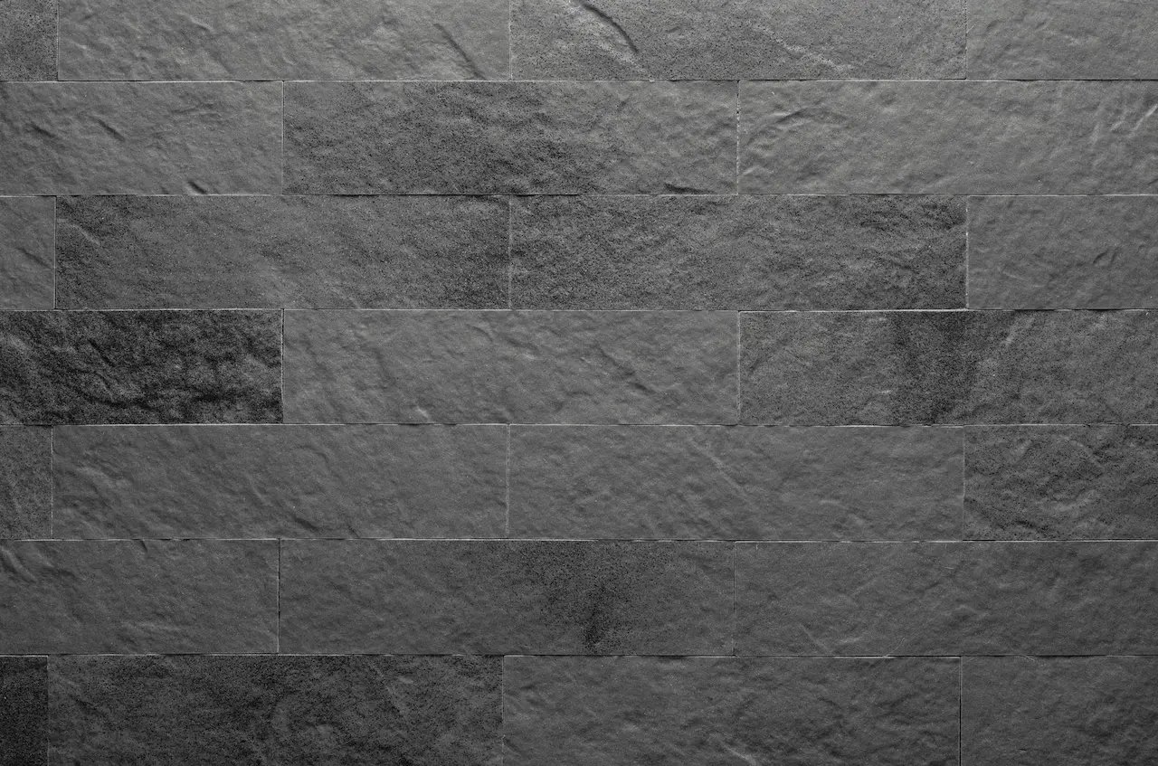 Placă flexibilă gri aspect cărămidă BR05 Gray Cold Rock: module alungite cu granule albe și negre, rosturi subțiri închise