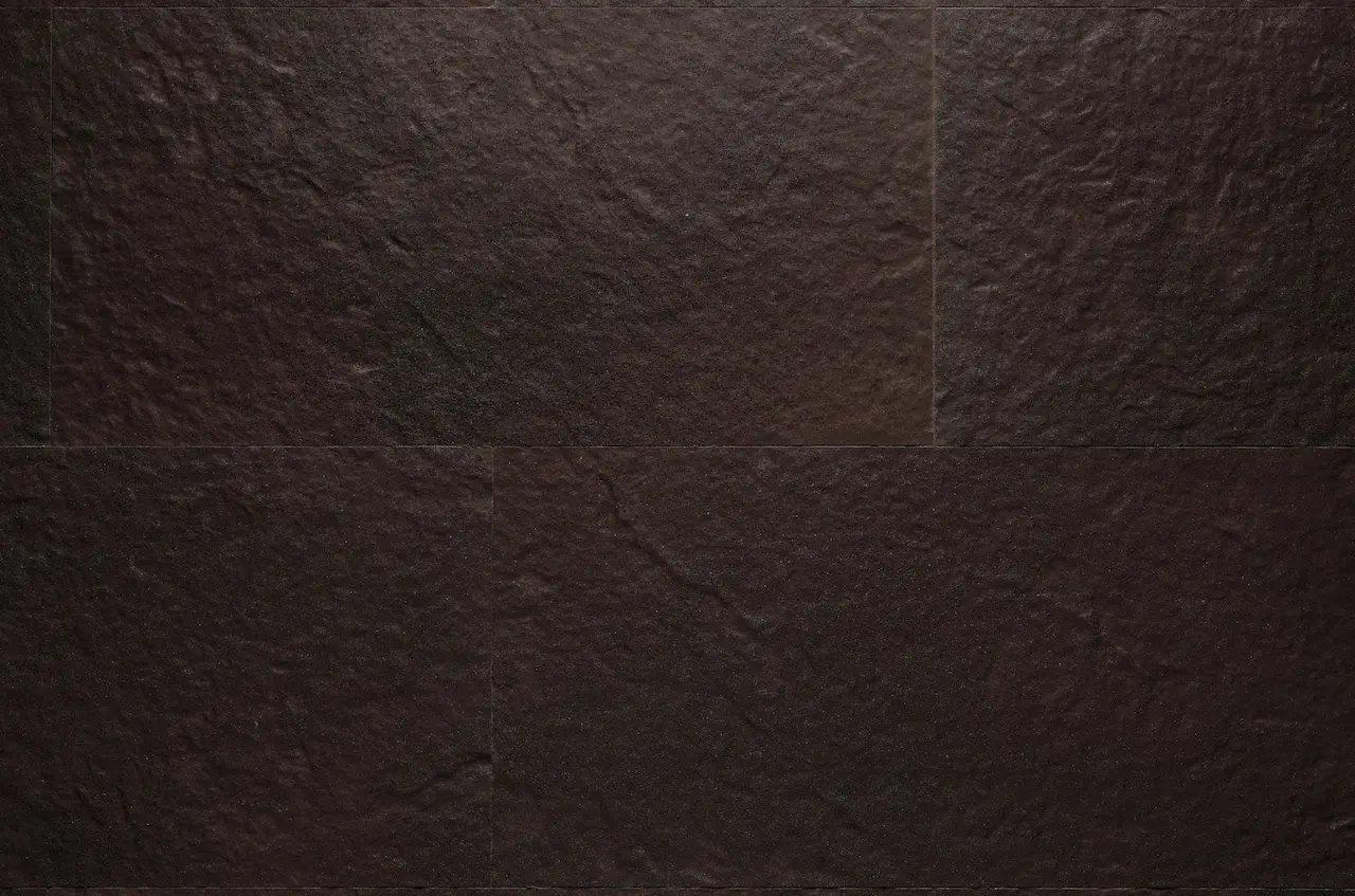 Тёмно-коричневая гибкая плитка R07 Chocolate Rock с рельефом камня и мелкими чёрными вкраплениями