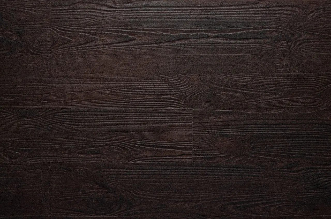 Placă flexibilă maro închis W07 Wenge cu relief adânc de fibre de lemn și granule negre