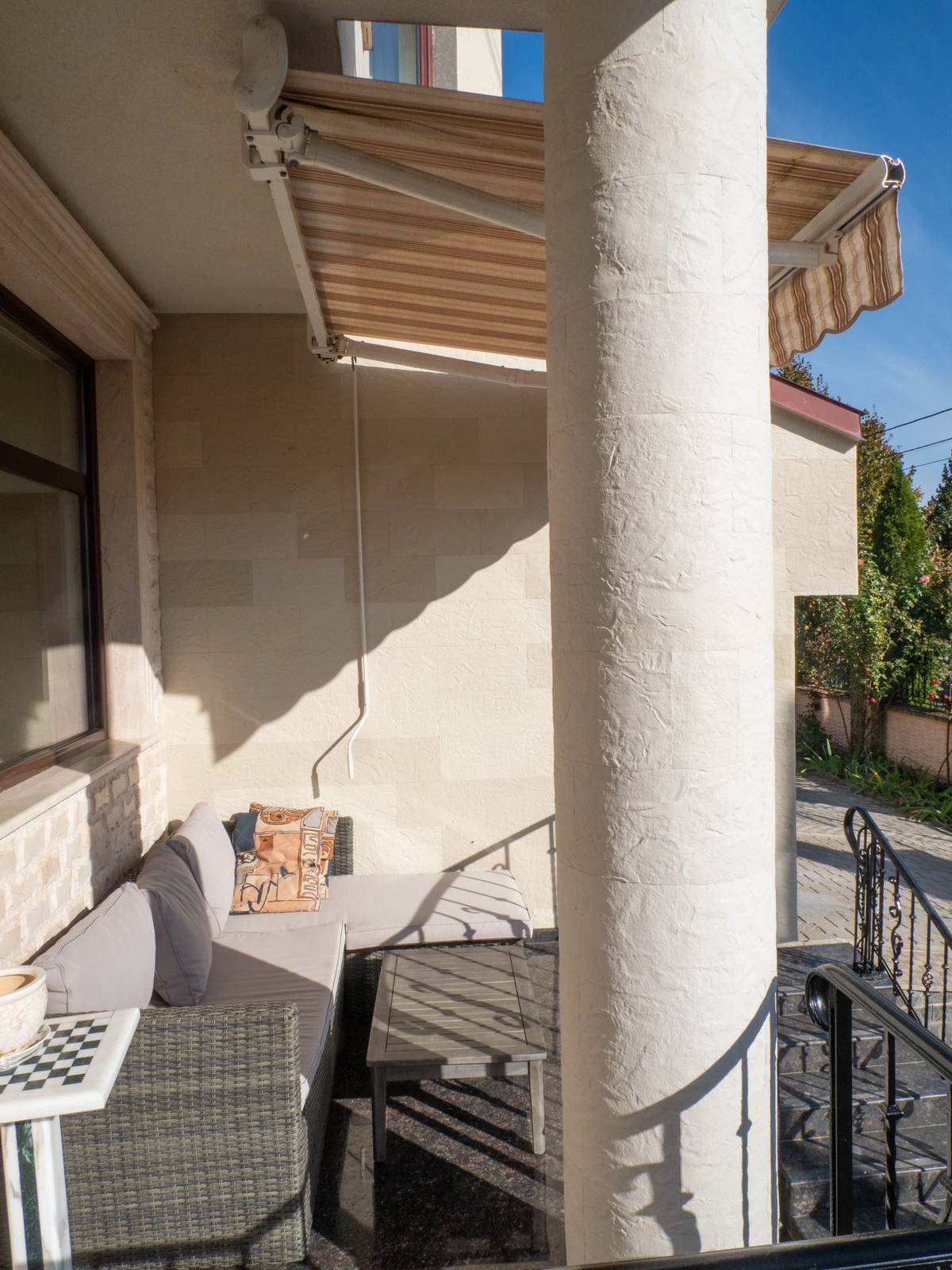 Coloană rotundă a terasei, înfășurată în piatră flexibilă cu rosturi pe rază