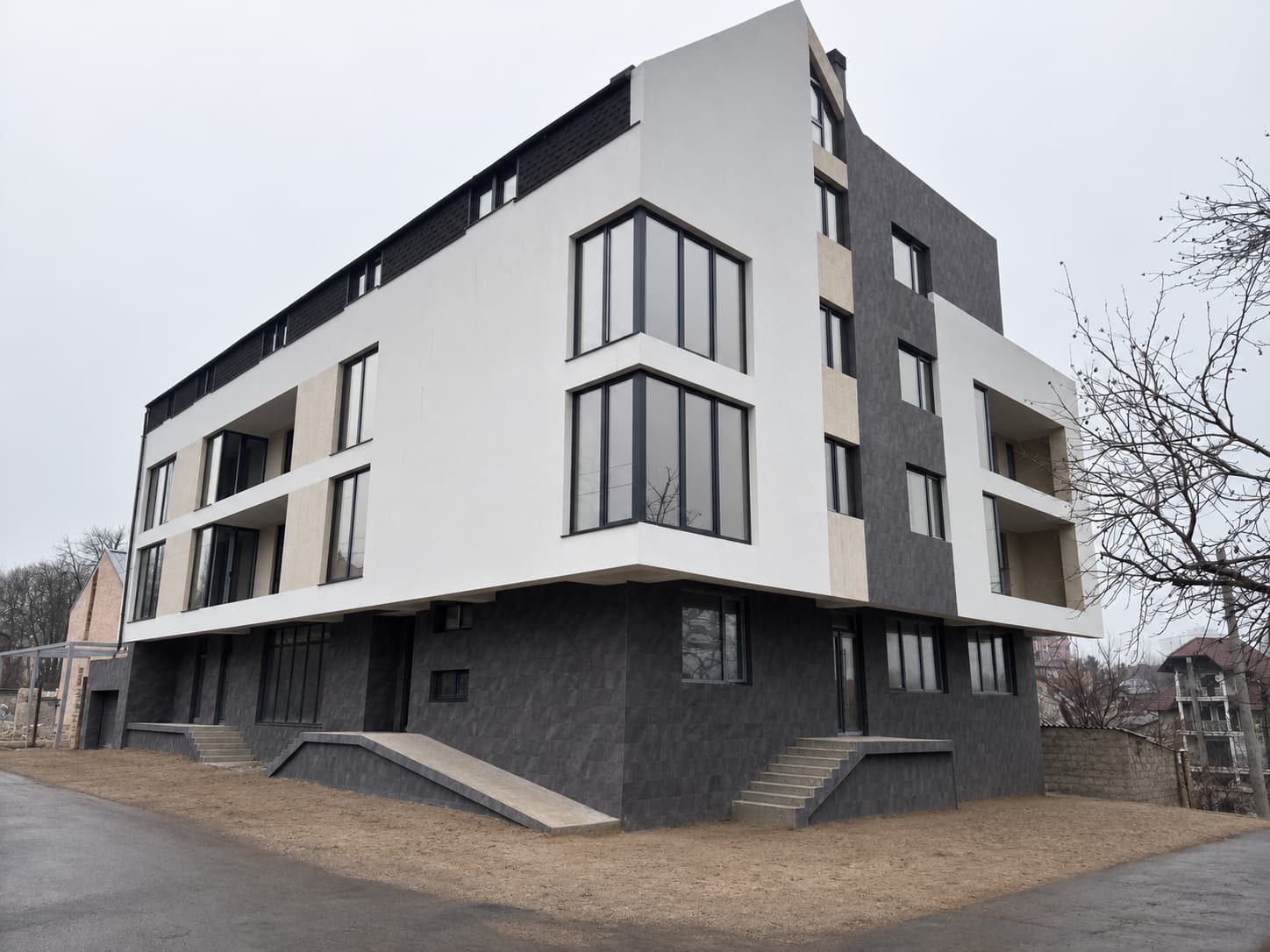 Clădirea în ansamblu, de la colț: parter Royal Granite, etaje albe, aripa din spate placată închis