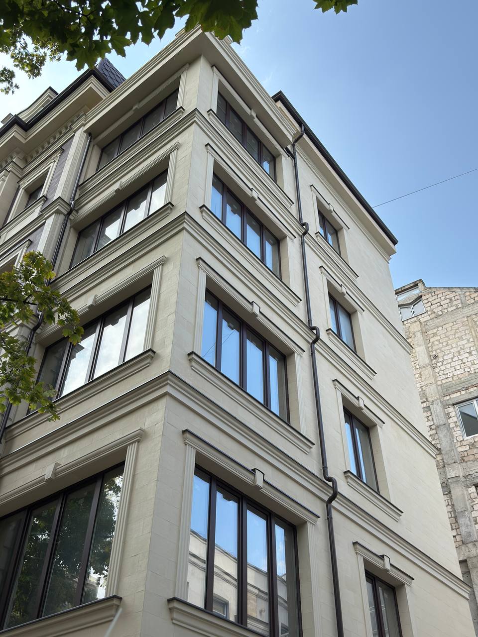 Piatră flexibilă pe fațada Crema De la Crema, Chișinău — 15