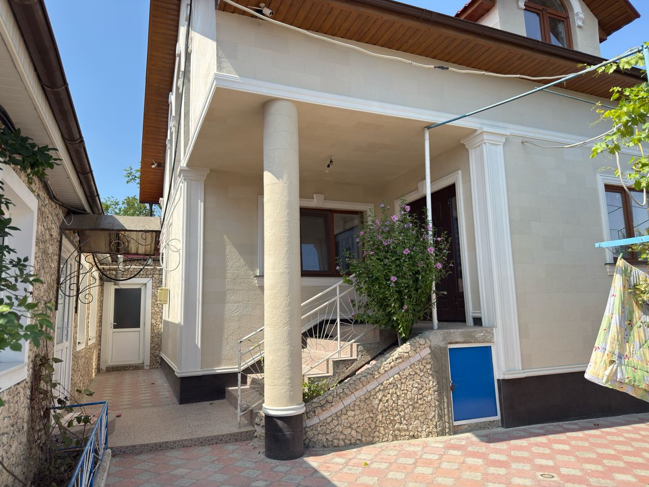 Coloană rotundă la intrare, placată cu piatră flexibilă îndoită pe rază