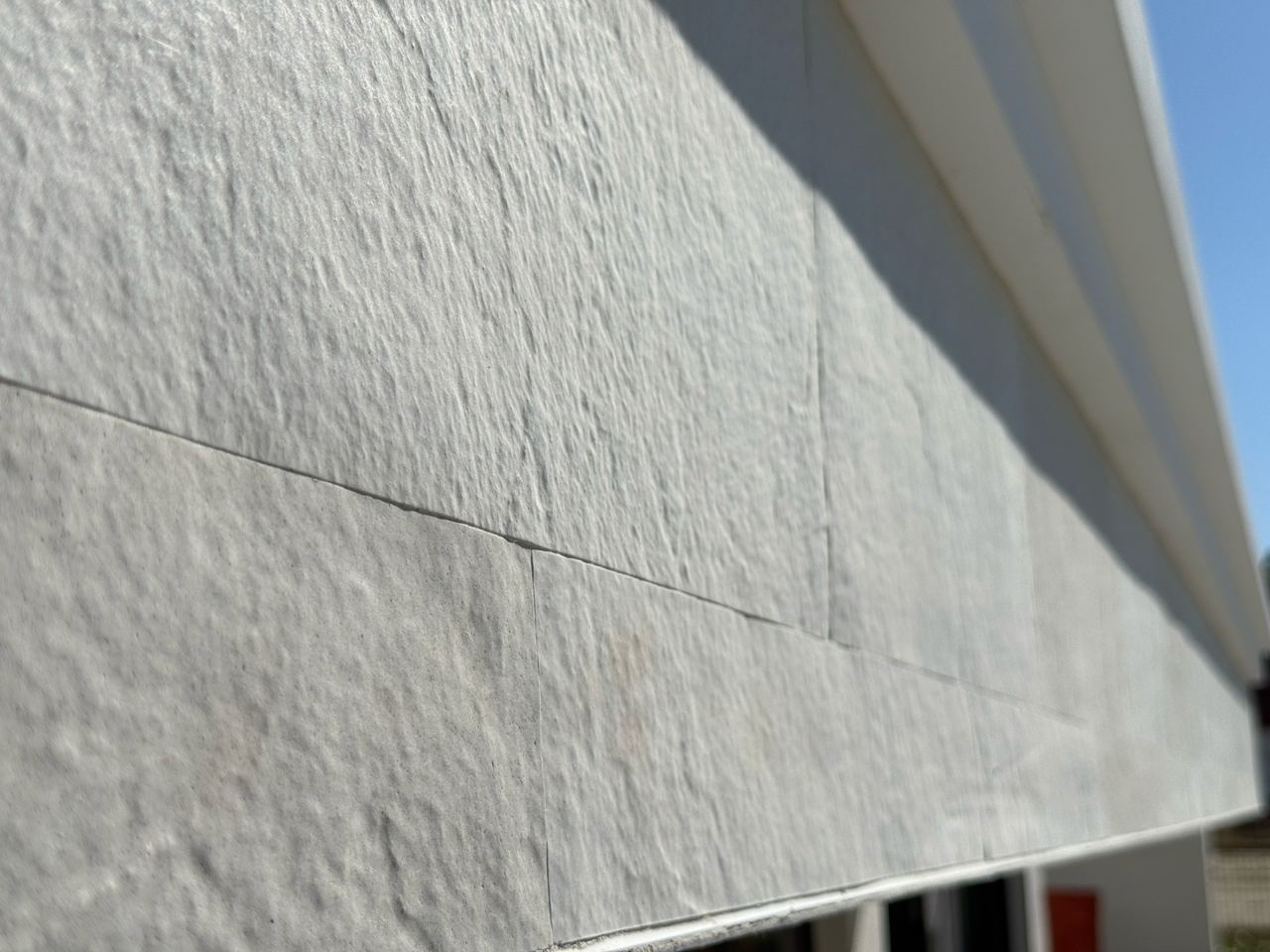 Detaliu de colț: textura fină a pietrei flexibile Mont Blanc pe două fețe